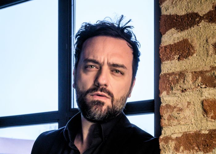 Otto spettacoli teatrali. Il cartellone spazia da spettacoli prettamente comici ad altri che affrontano temi di drammatica attualità. 